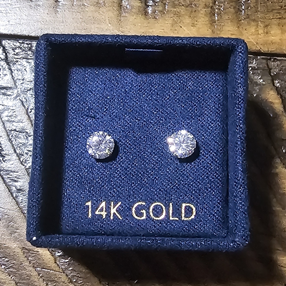 !!SOLD!! Elegant 14K Gold Stud Earrings